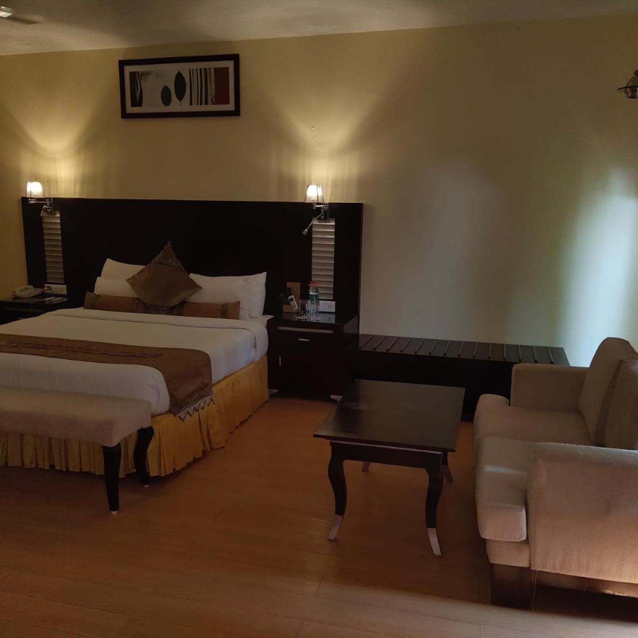The Red Maple Mashal Indore Extérieur photo