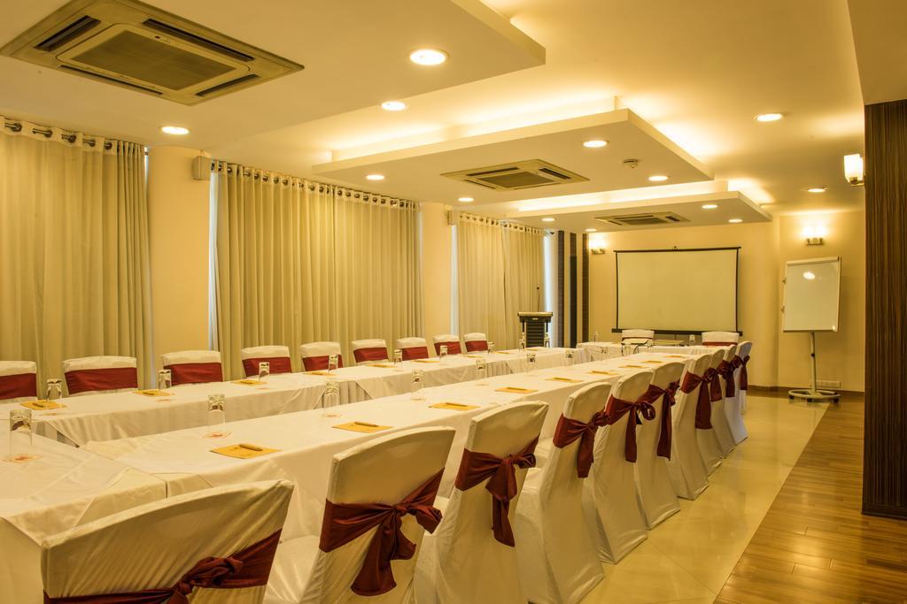 The Red Maple Mashal Indore Extérieur photo