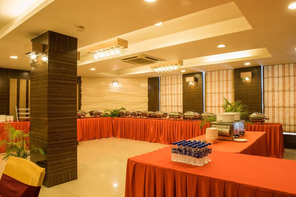 The Red Maple Mashal Indore Extérieur photo
