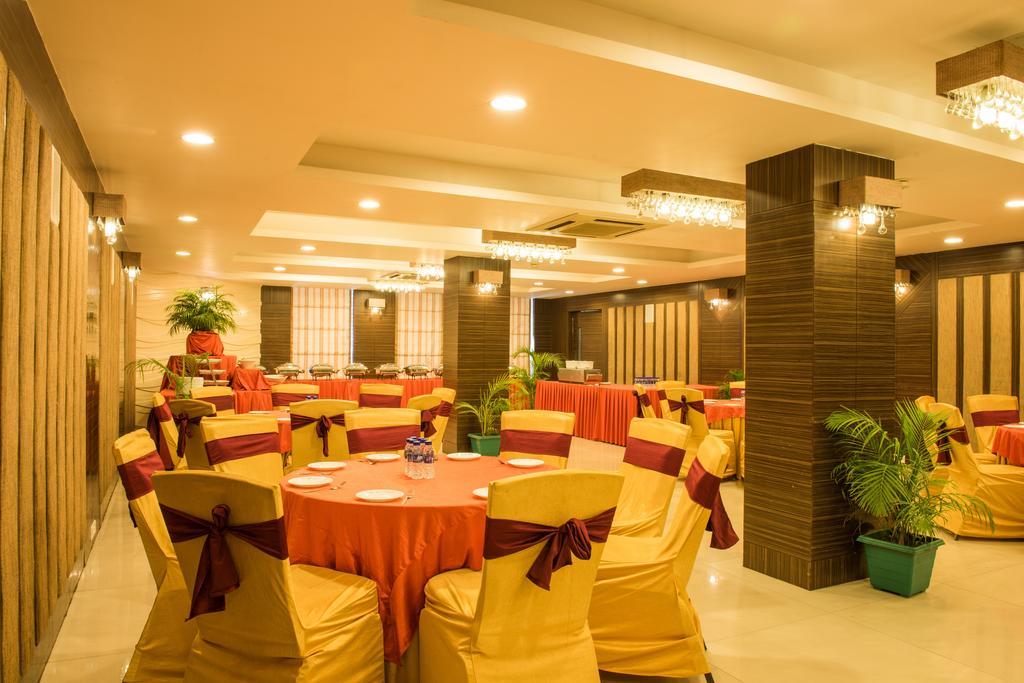 The Red Maple Mashal Indore Extérieur photo