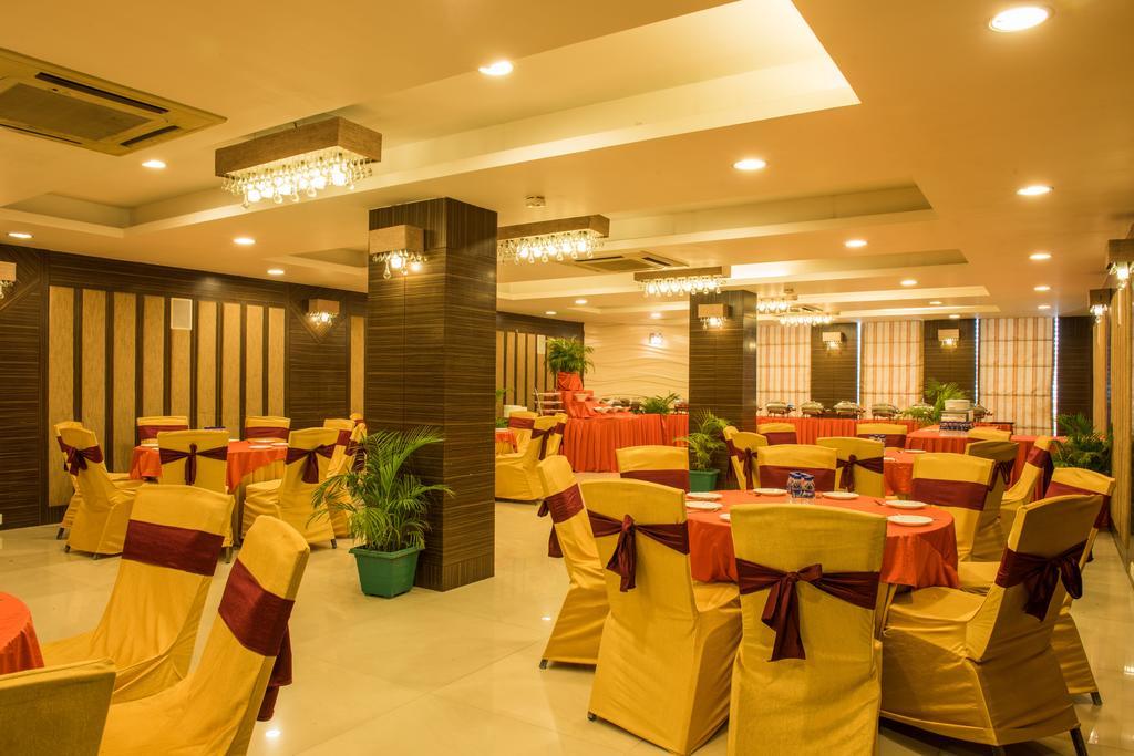 The Red Maple Mashal Indore Extérieur photo