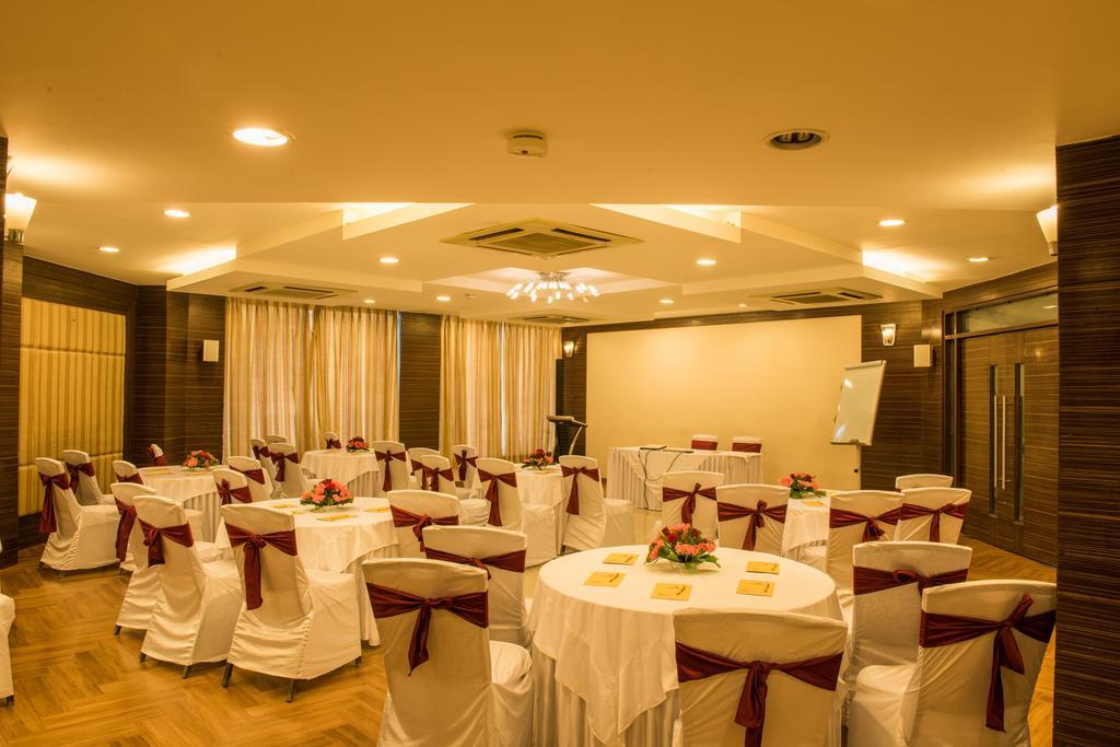 The Red Maple Mashal Indore Extérieur photo